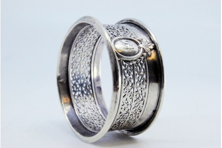 Argola de guardanapo em prata recortada e frisos lisos na envolvência.